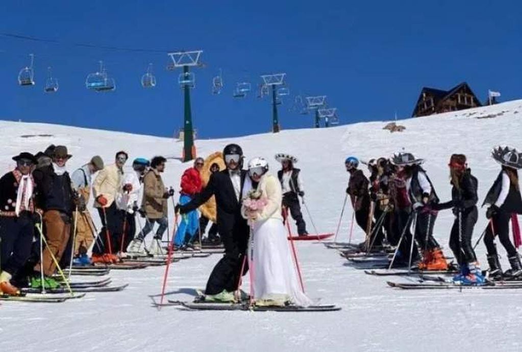 Se casaron el Cerro Catedral con los esquíes puestos.