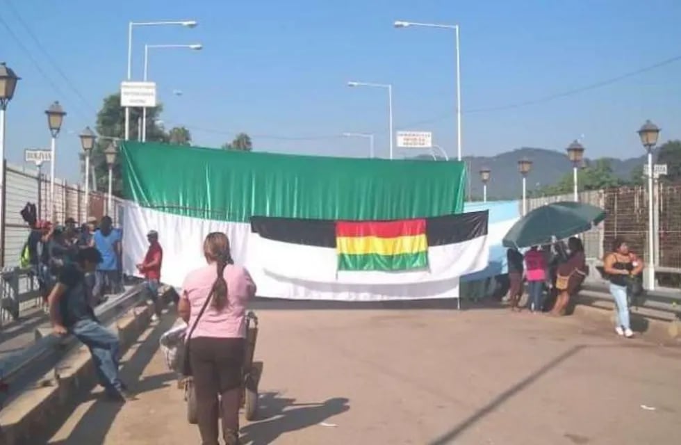 Bolivianos cortan la frontera: \