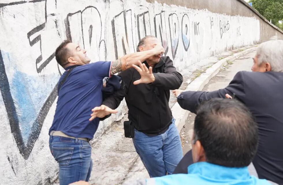 Así agredieron a Sergio Berni, ministro de Seguridad bonaerense, en la protesta por el colectivero asesinado. Foto: Maxi Failla / Clarín.