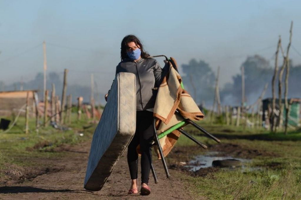 Balas de goma, corridas y detenidos durante el tenso desalojo de las tierras tomadas en la localidad bonaerense de Guernica. (Clarín)