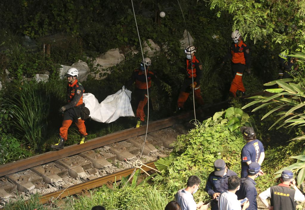 Al menos 48 muertos y 60 heridos tras descarrilar un tren en Taiwán (AP Photo/Chiang Ying-ying)