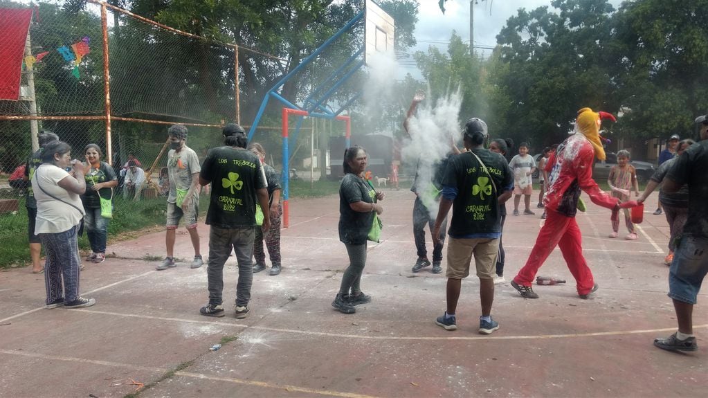 El carnaval en Jujuy se vive en la vía pública, en polideportivos y todo espacio  que permita a la gente reunirse en confraternidad para cantar y bailar con el Pujllay, el diablito de la alegría.