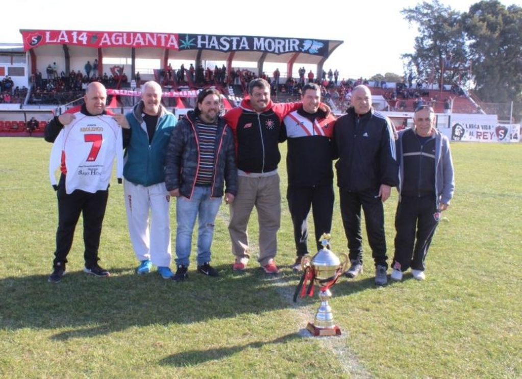 Dirigentes de Sporting junto al trofeo "Salvador Pedro Cicchini"