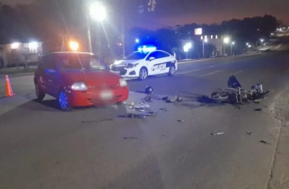 Accidente vial en Posadas: un auto y una moto colisionaron entre sí.