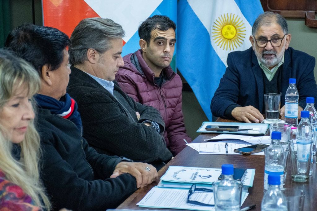 El intendente Jorge (derecha) se quejó por el subsidio al transporte público del Área Metropolitana del Gran Buenos Aires financiado con el Impuesto al Combustible.