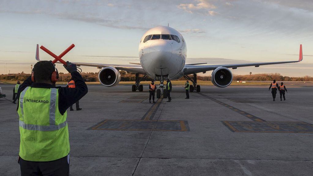 Un vuelo con más de 800 mil dosis de la vacuna AstraZeneca llega a Argentina. Foto: Gentileza