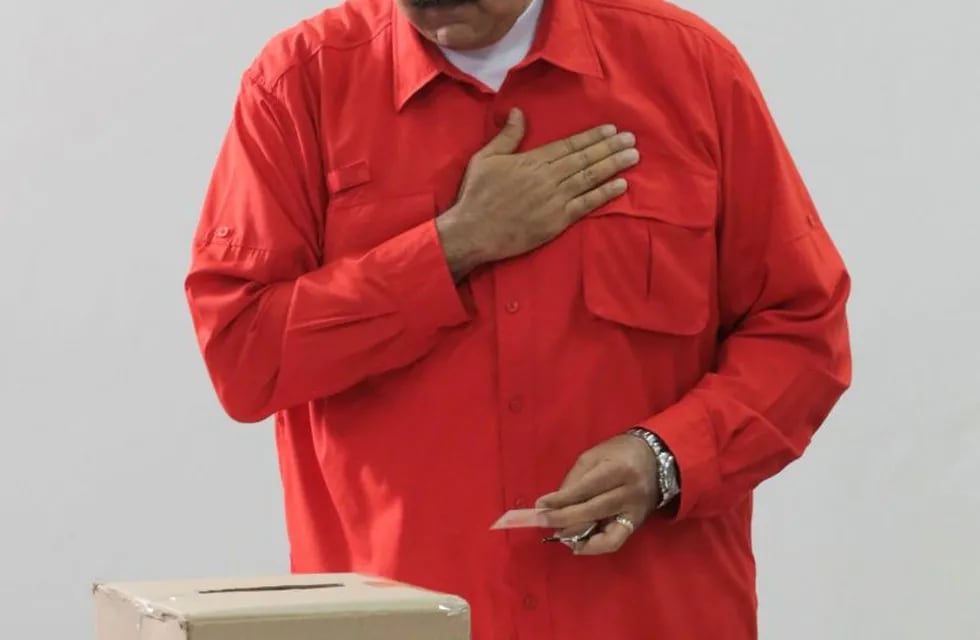 HANDOUT - El presidente Nicolás Maduro en un local electoral de Caracas, Venezuela, el 30/07/2017, donde emitió su voto por una Asamblea Nacional Constituyente. El presidente de Venezuela luce cada vez más solo en el paisaje internacional. Si la elección de una Asamblea Constituyente fue rechazada por \