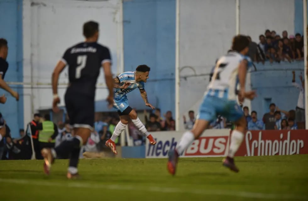 El Loco José Méndez le da con un fierro en el penal, para el 1-0 de Racing ante Independiente Rivadavia en el Sancho.