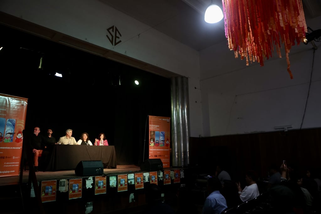 El salón Labarta de la Sociedad Española de Jujuy fue escenario del acto de apertura de la 19.a Feria del Libro Jujuy.