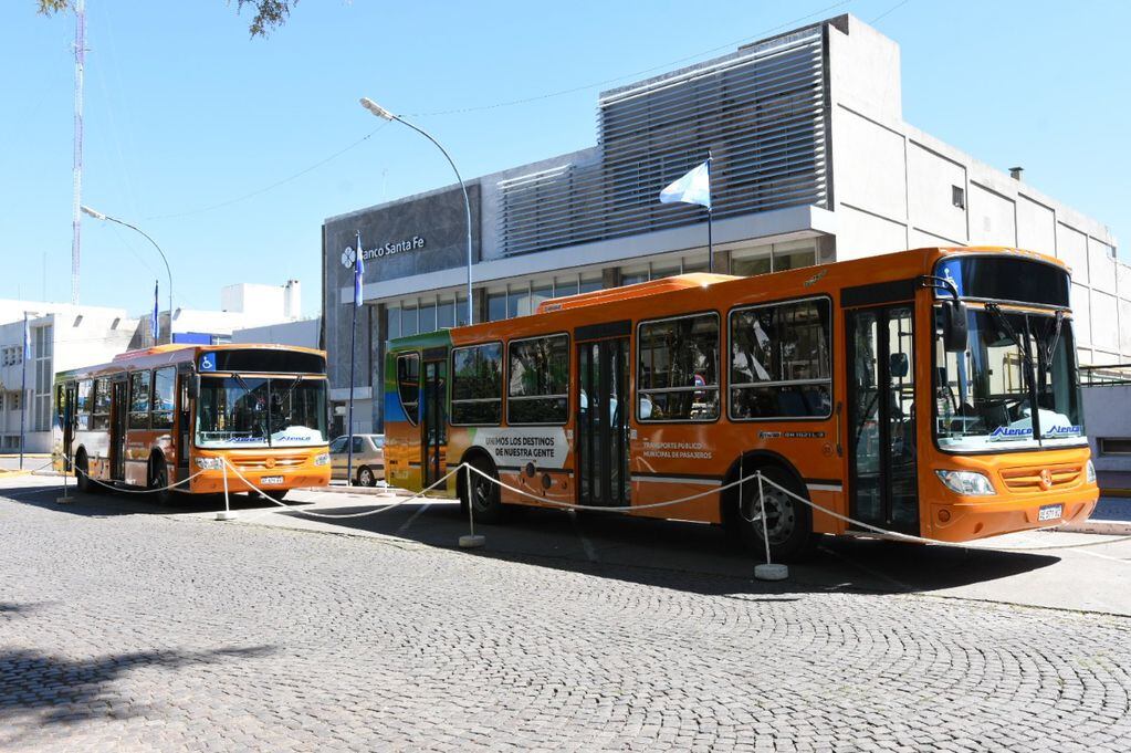 Perotti y Castellano recorrieron las dos nuevas unidades del transporte urbano de pasajeros de Rafaela