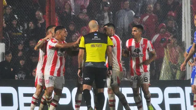 Inusual: el árbitro del pártido de Instituto se disculpó por empujar a Fernando Alarcón.