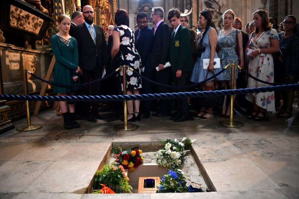 La urna con los restos mortales del científico Stephen Hawking, en la Abadía de Westminster, Reino Unido.
