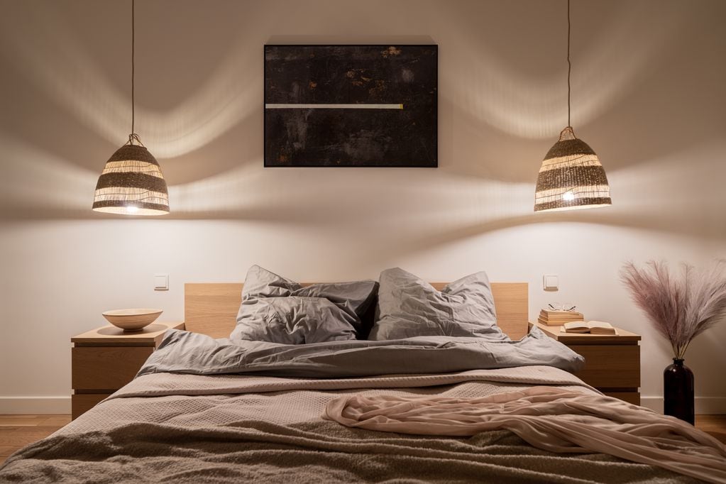 Las lámparas cálidas son perfectas para decorar el cuarto y lograr una sensación de relajación.