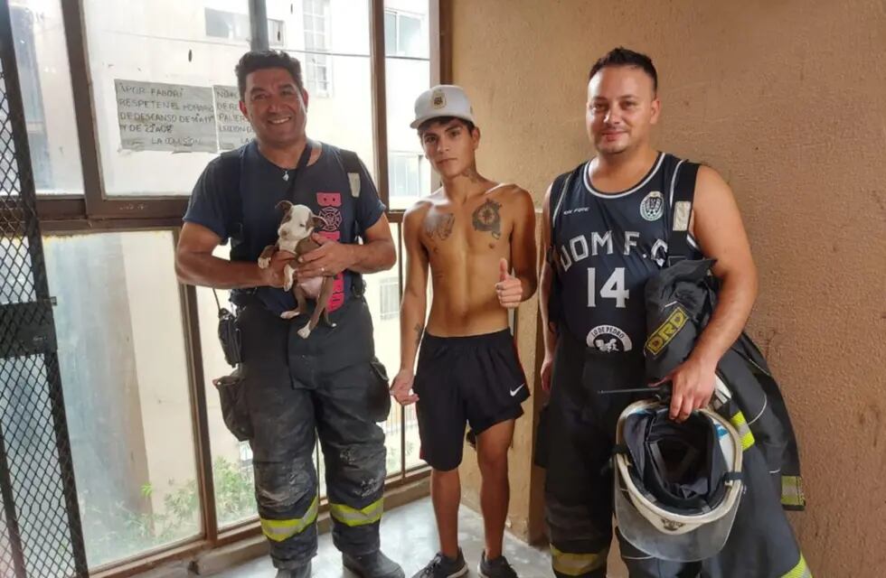 "Gracias totales", para los bomberos de Ensenada que lograron rescatar al pequeño perrito.