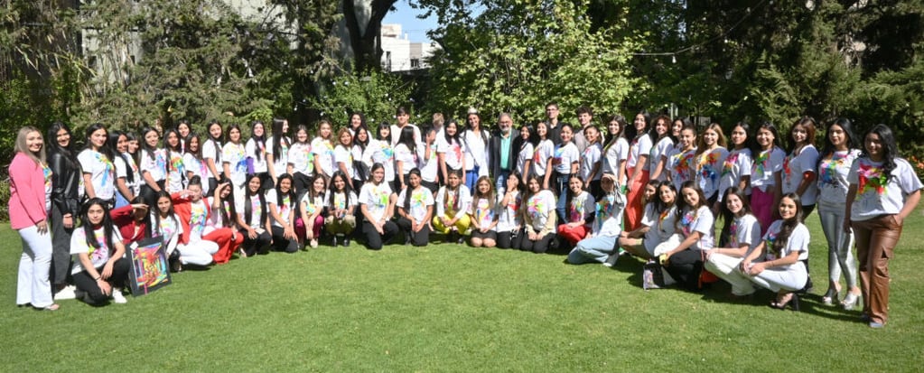 El intendente Raúl Jorge junto a las 59 candidatas a reina estudiantil 2023 por el departamento Dr. Manuel Belgrano.