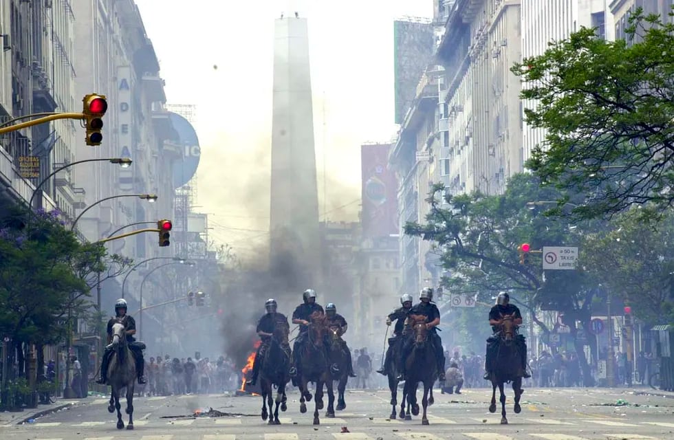 Este 1 de diciembre se cumplen 20 años de la implementación del "corralito", lo que generó las violentas represiones y revueltas de los días 19 y 20 de diciembre de 2001. Foto: Walter Astrada/AP.