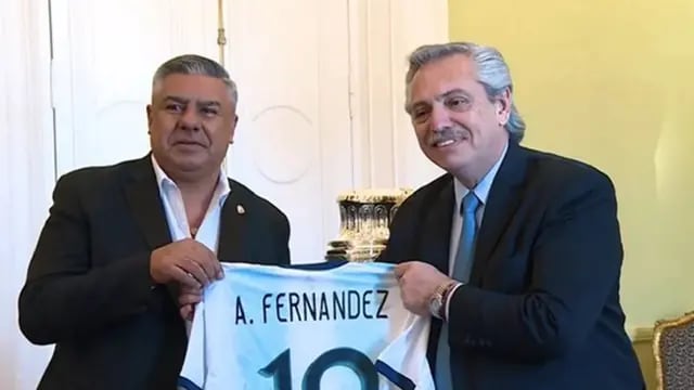 Alberto Fernández y Claudio "Chiqui" Tapia, presidente de la AFA