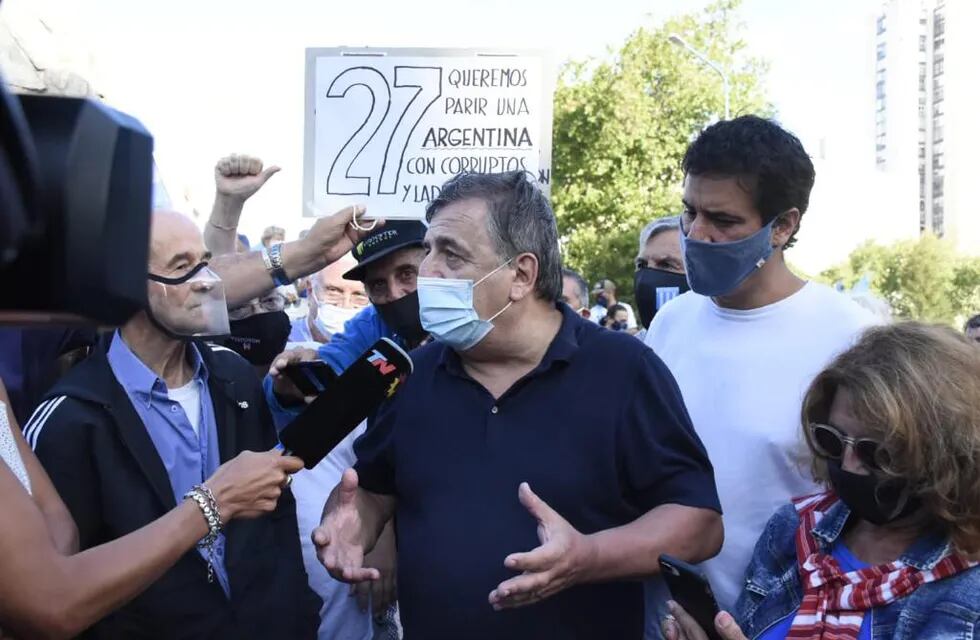 Mario Negri participó de la marcha contra las vacunaciones Vip desde Mar del Plata (Twitter)