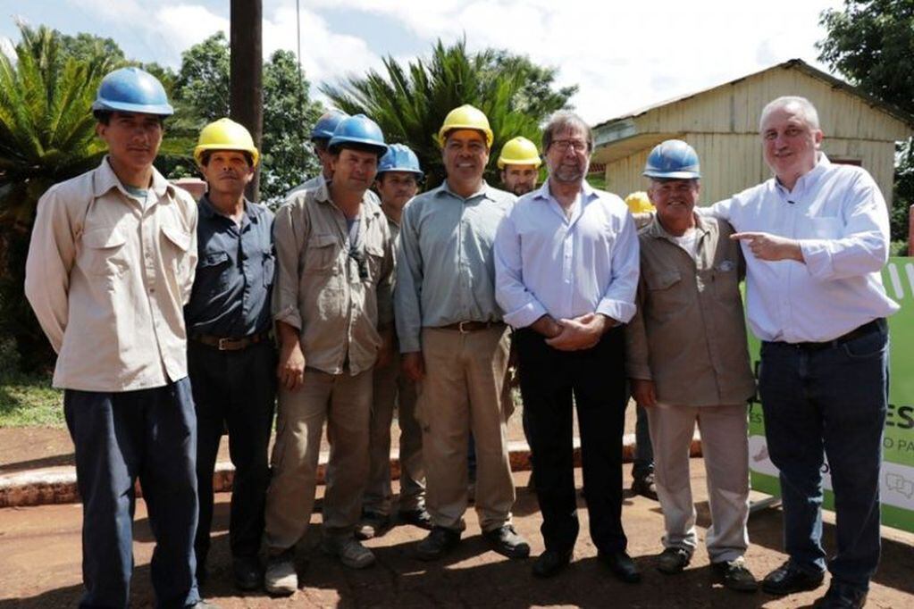 Passalacqua junto a los obreros que trabajan en el programa "100 puentes". (Prensa de Gobierno)