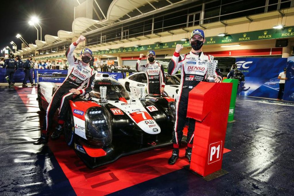 Pechito y sus compañeros del coche 7 de Toyota, campeones en Bahrein.