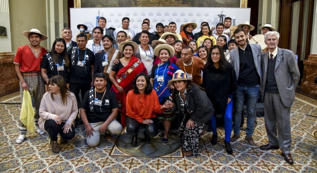 La foto grupal al cierre del homenaje al general Arias en Buenos Aires muestra a los legisladores que lo impulsaron junto a los artistas invitados para la ocasión.