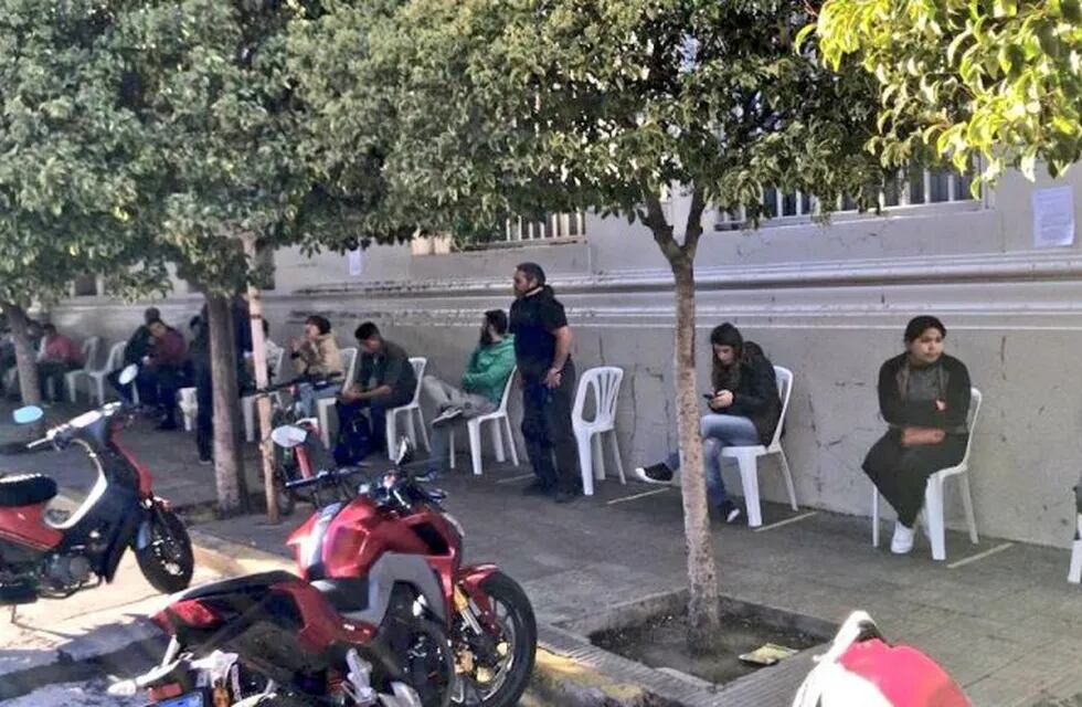 Asistierona a vecinos en la puerta de los bancos