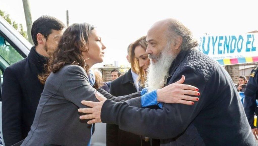 El abrazo entre Carolina Stanley y el dirigente del Movimiento Evita, Emilio Pérsico.