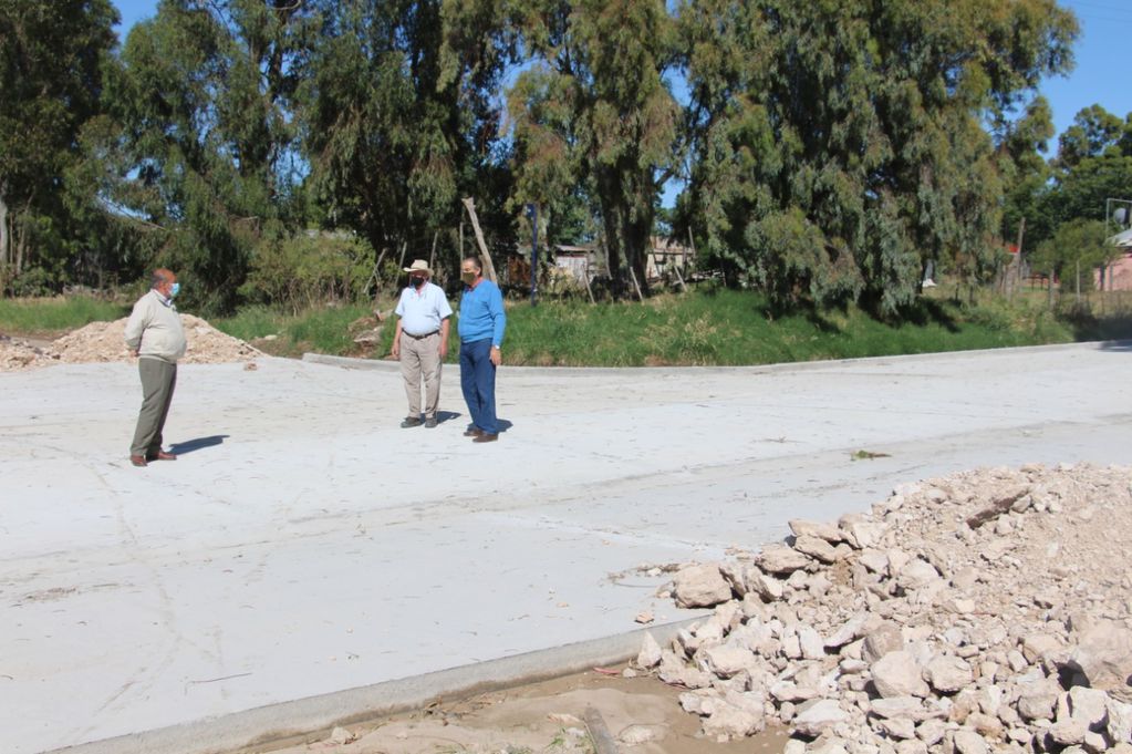 En la localidad de Cascallares, El intendente, junto a su delegado Oscar González, recorrió las últimas calles asfaltadas. (foto: prensa Municipalidad de Tres Arroyos)