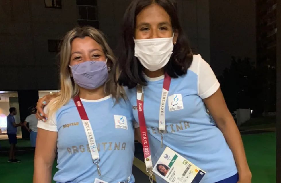 Yanina Martínez y Antonella Ruiz Díaz compartieron una foto luego de ganar las primeras medallas argentinas en los Juegos Paralímpicos de Tokio.