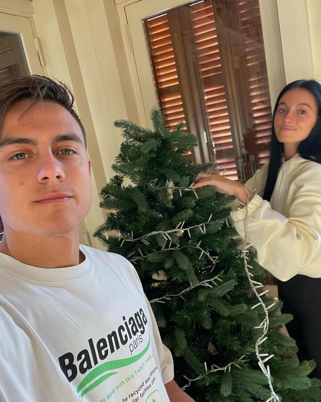 Paulo y Oriana ya armaron su arbolito de navidad.