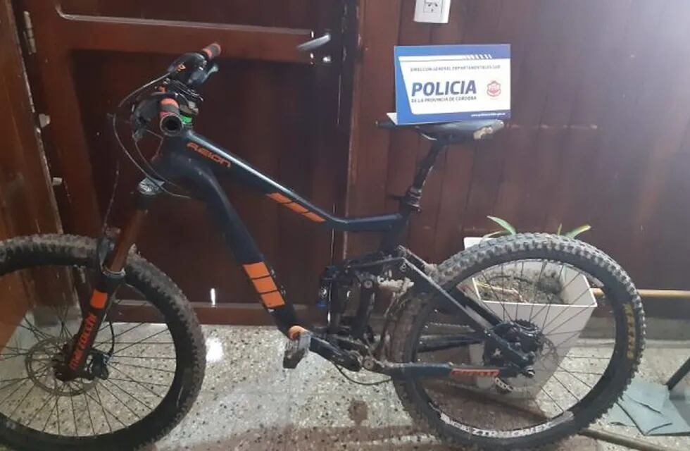 Alta Gracia: Desvalijaron una casa en Barrio Córdoba, la Policía recuperó una bicicleta de competición