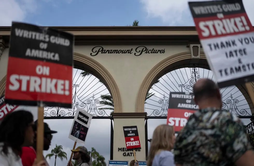 Manifestantes con letreros fuera del estudio de Paramount Pictures en Los Angeles (Foto AP/Jae C. Hong, archivo)