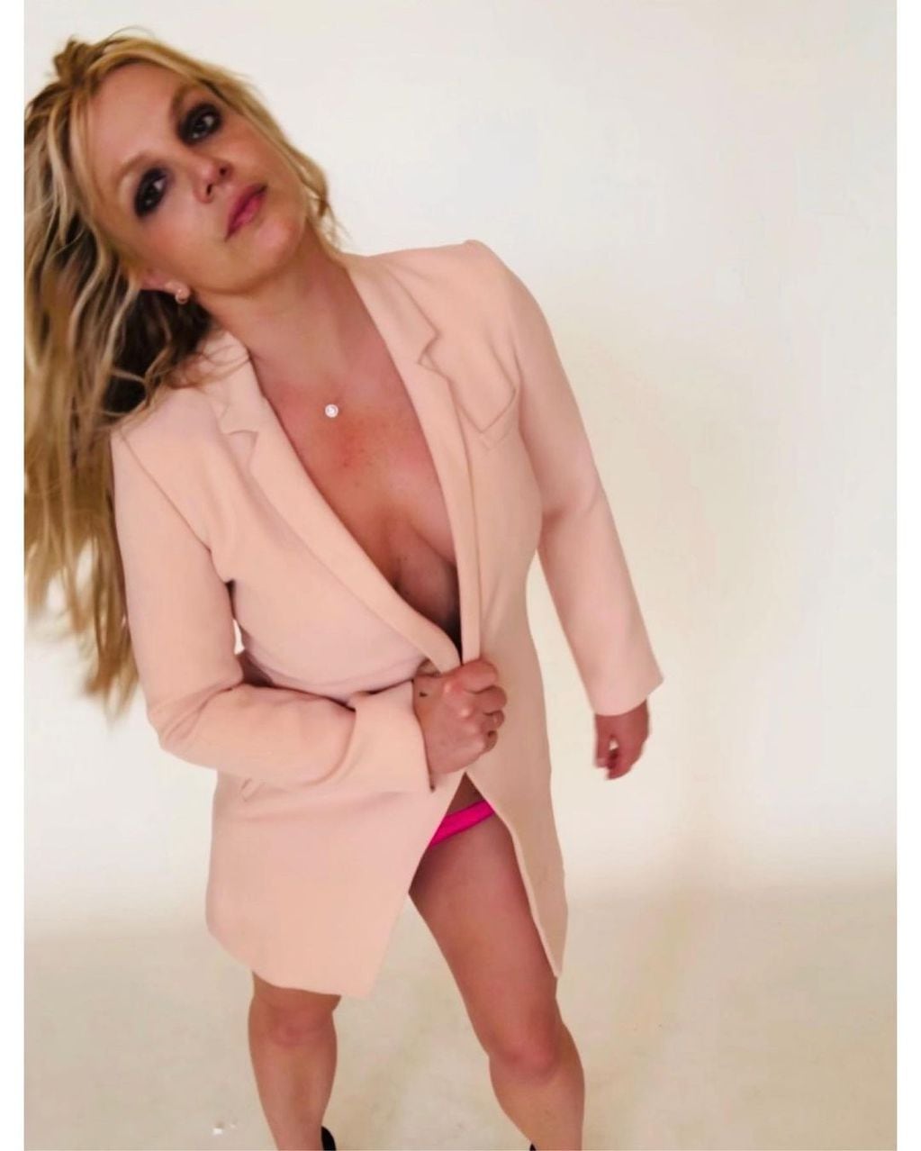 Britney Spears se animó a un topless muy discreto con un blazer rosa.