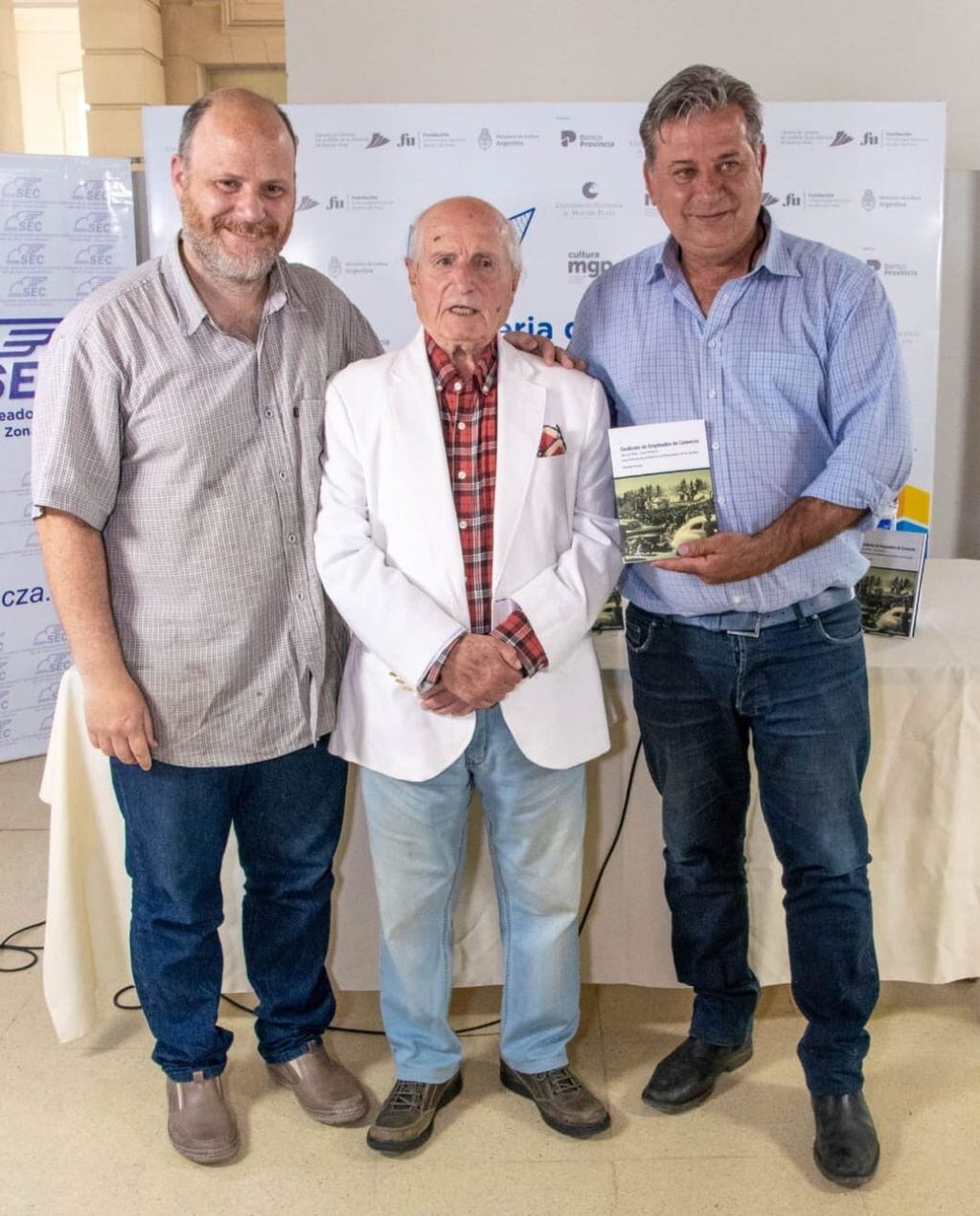El libro cuenta la historia del Sindicato de Empleados de Comercio de Mar del Plata y Zona Atlántica, relatada por dirigentes mercantiles y el trabajo de la UNMdP.