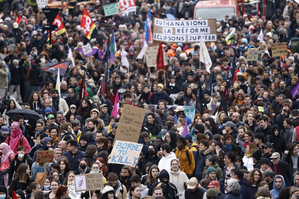 Manifestantes contrarios a la reforma de las pensiones impulsada por el gobierno del presidente Emmanuel Macron. Foto: AP Foto / Jeremías González.