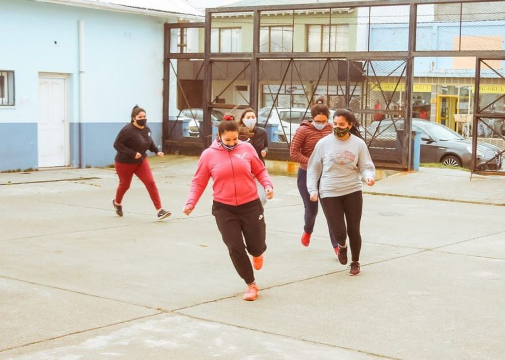 Voley Femenino - Las chicas se preparan para competir y representar a la provincia.