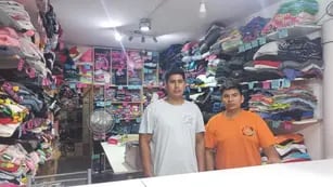 Los vendedores del local de ropa de Villa el Libertador. (Julieta Pelayo / El Doce)