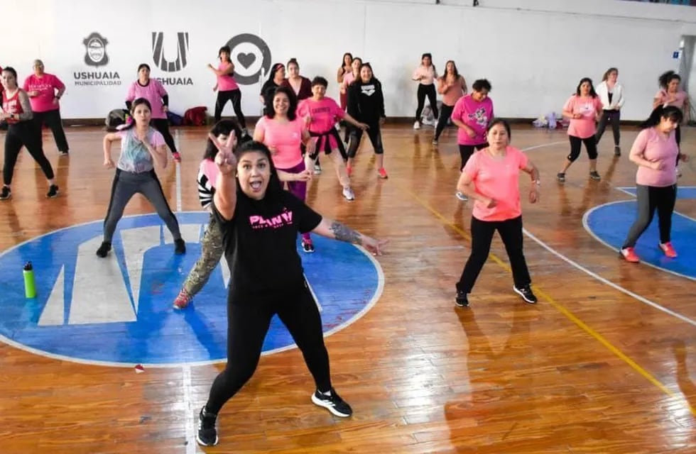 Para concientizar sobre el cáncer de mama las mujeres de Ushuaia bailaron Zumba