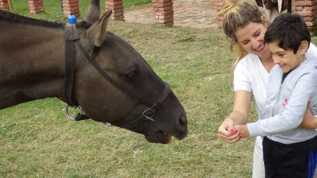 Equinoterapia del Azul, una fundación que trabaja con niños con distintas discapacidades y los pone en contacto con los caballos.