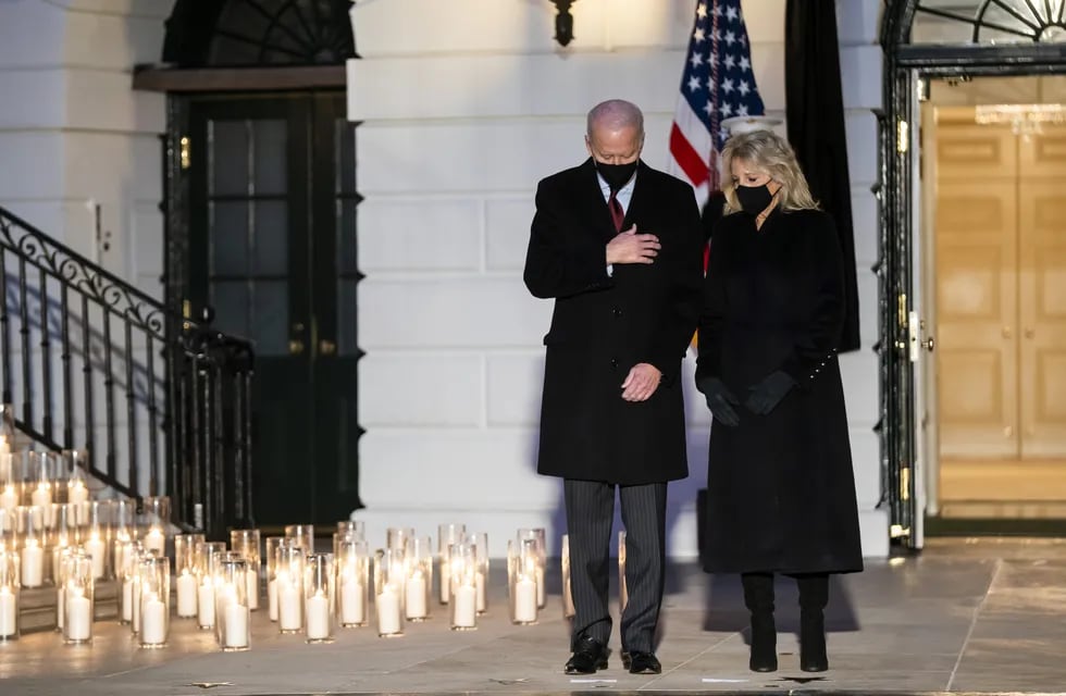 El presidente Joe Biden y la primera dama, Jill Biden, rinden homenaje al más de medio millón de muertos por Covid-19 en Estados Unidos. (Jim Lo Scalzo/EPA/Bloomberg)