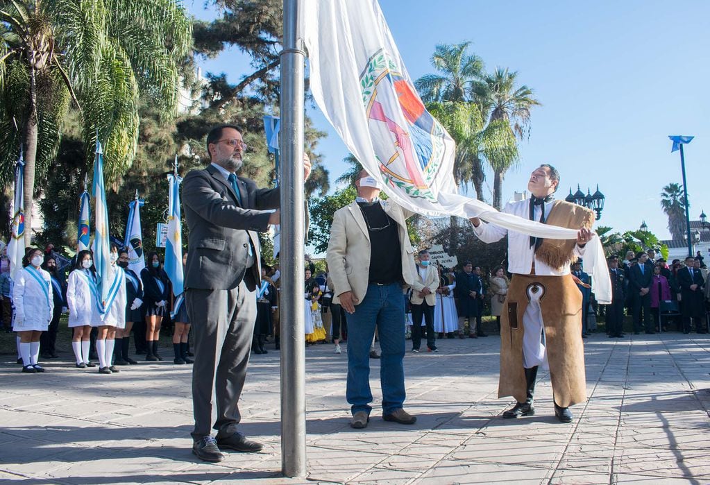 El concejal Lisandro Aguiar fue invitado a izar la Bandera Nacional de la Libertad Civil en el acto celebratorio del 9 de Julio.
