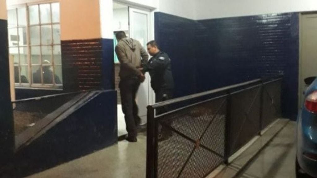 El acusado de asesinar a Melody Mata ingresa a la dependencia policial tras el allanamiento en su domicilio de Quilmes.