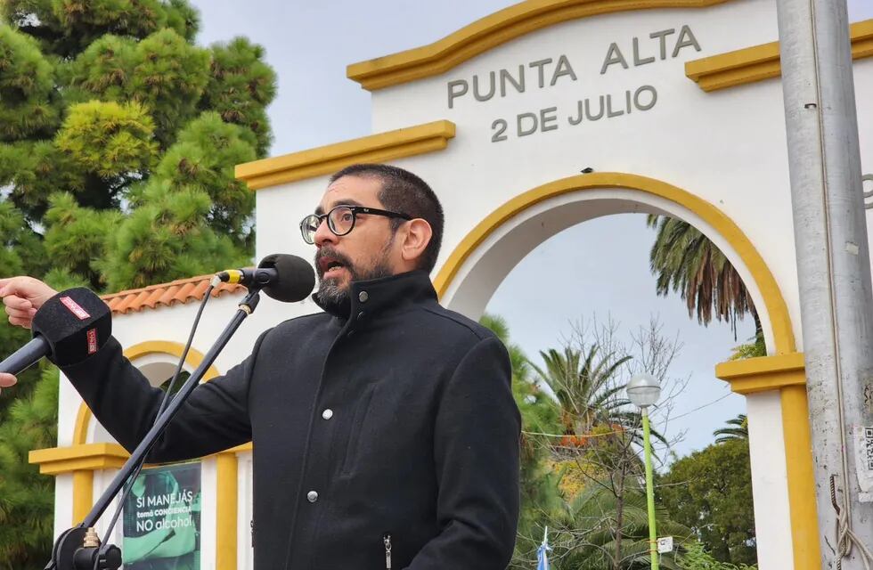 Rodrigo Aristimuño encabezó el acto por el 79° aniversario de la Autonomía Municipal.