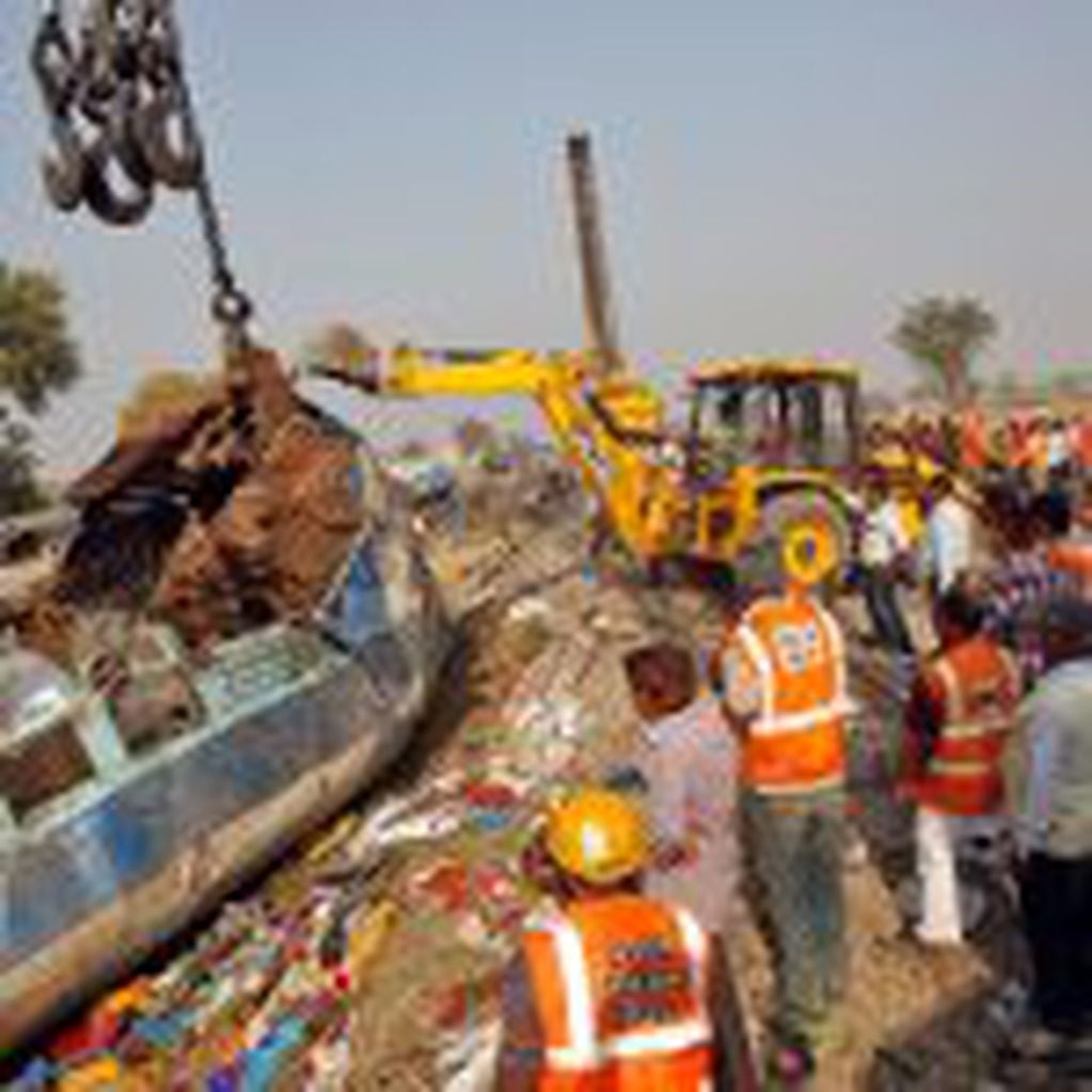 Rescue workers move a carriage at the site of Sunday's train derailment in Pukhrayan, south of Kanpur city, India November 21, 2016. REUTERS/Jitendra Prakash