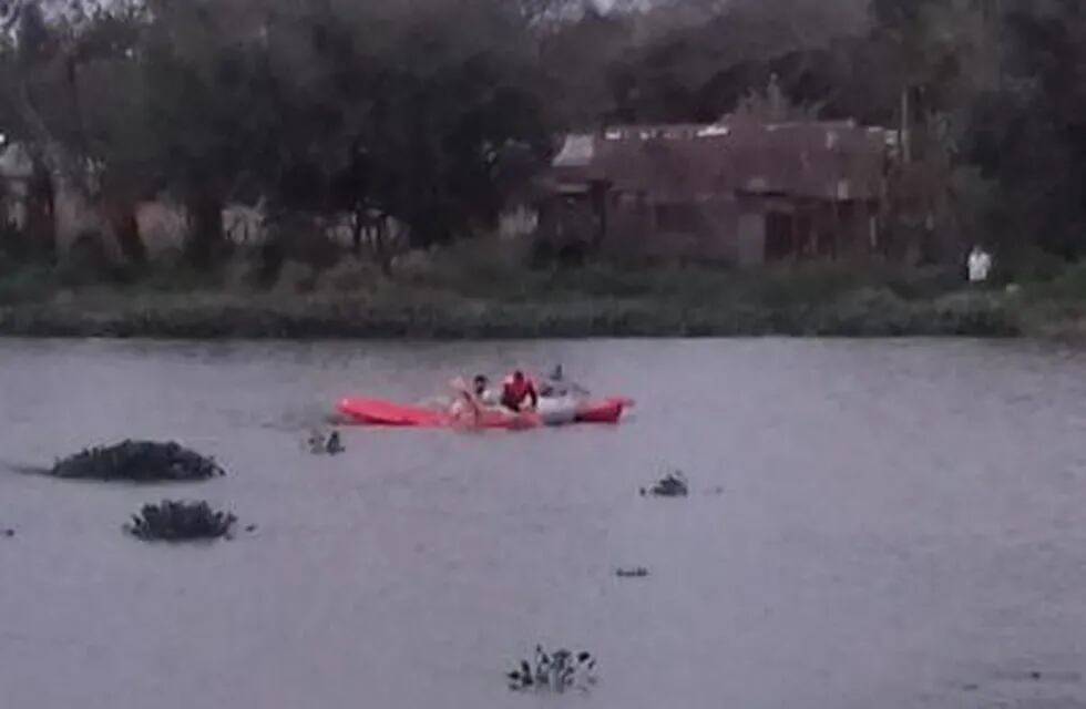 Personal de Bomberos y de la Policía encontró al menor tras dos horas de búsqueda. (Prensa Policía)