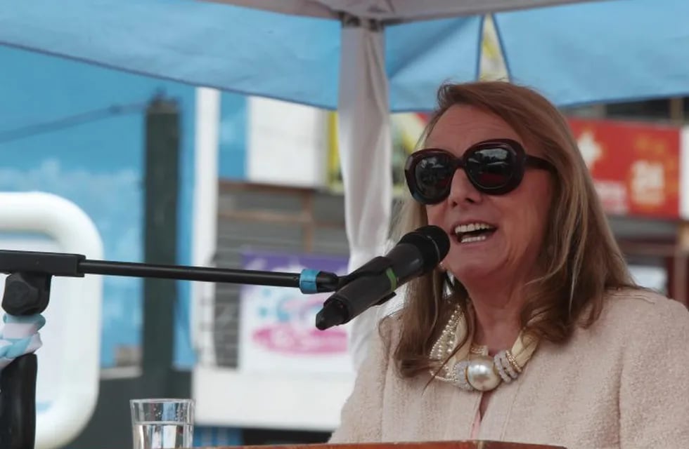 QUI03. QUITO (ECUADOR), 02/10/2014.- La ministra de Desarrollo Social de Argentina, Alicia Kirchner, participa en el acto en el que se develó un busto en bronce de la imagen del expresidente argentino Nu00e9stor Kirchner hoy, jueves 2 de octubre de 2014, en Q