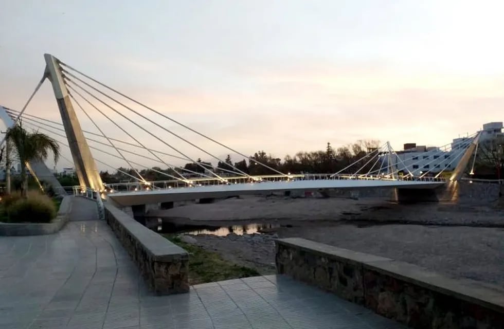 Puente Centenario de Villa Carlos Paz en primavera 2020. (Foto: VíaCarlosPaz).