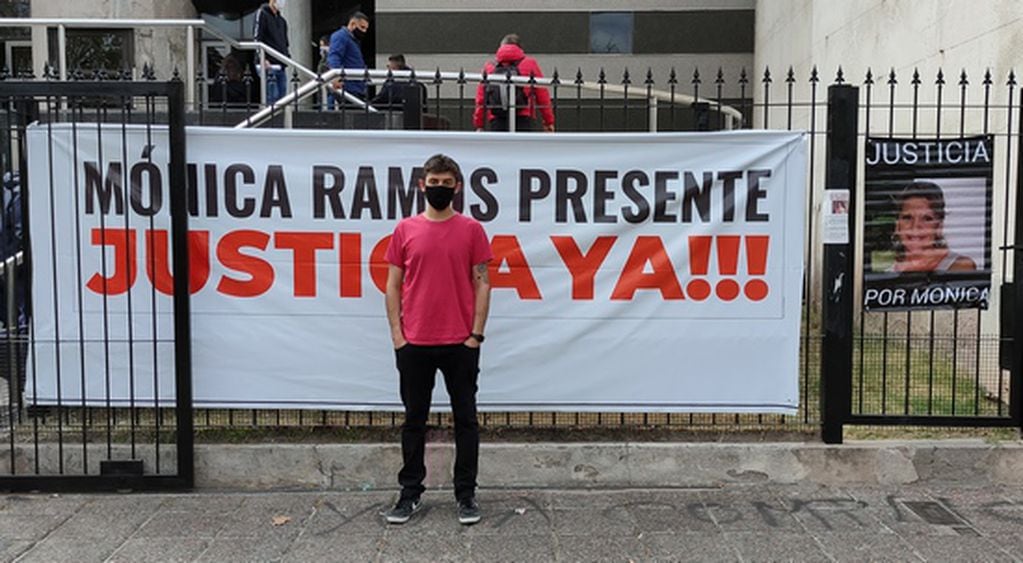 El hijo de Mónica Ramos protesta frente al Poder Judicial