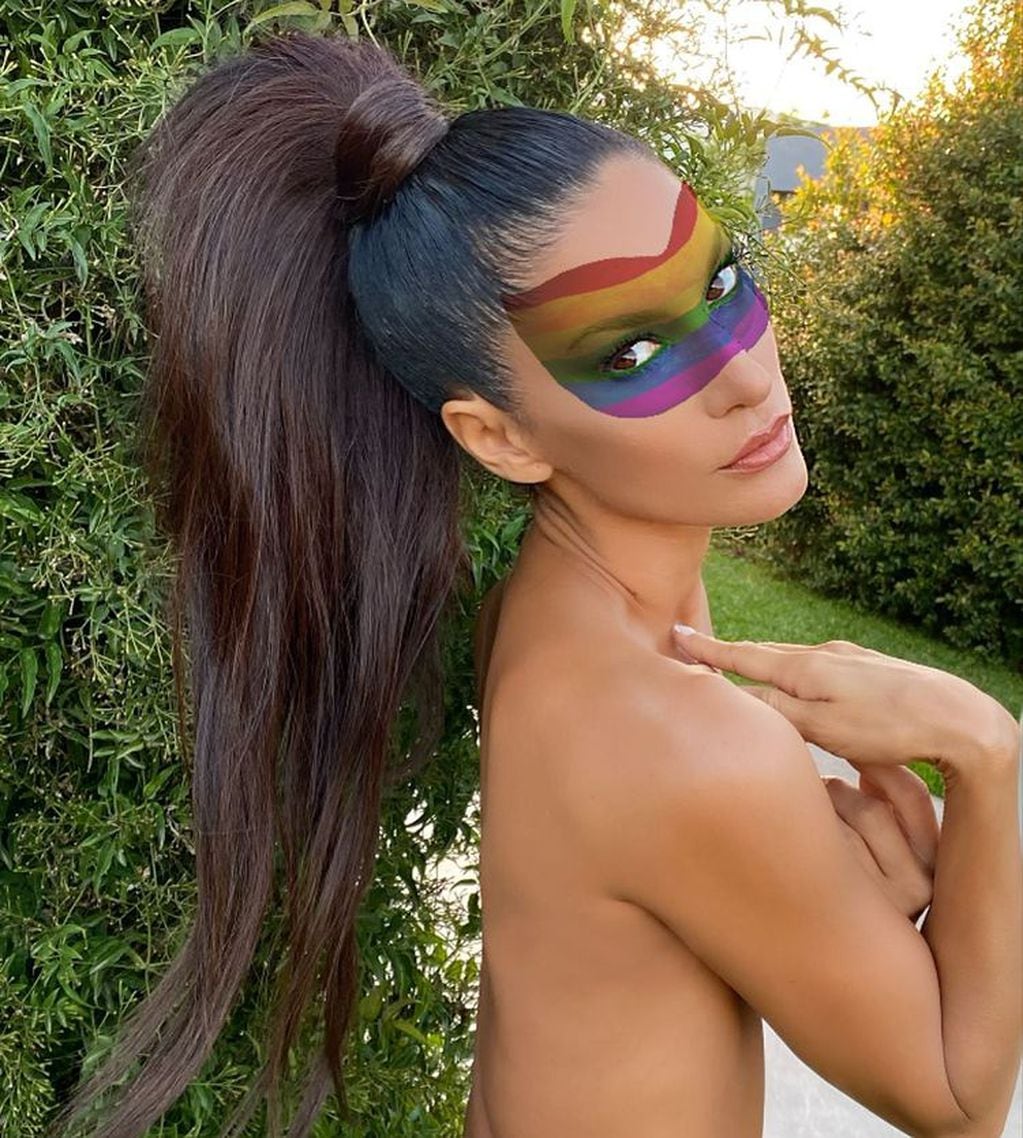 Silvina Escudero posó sin ropa con la bandera LGBT+ pintada en la cara.