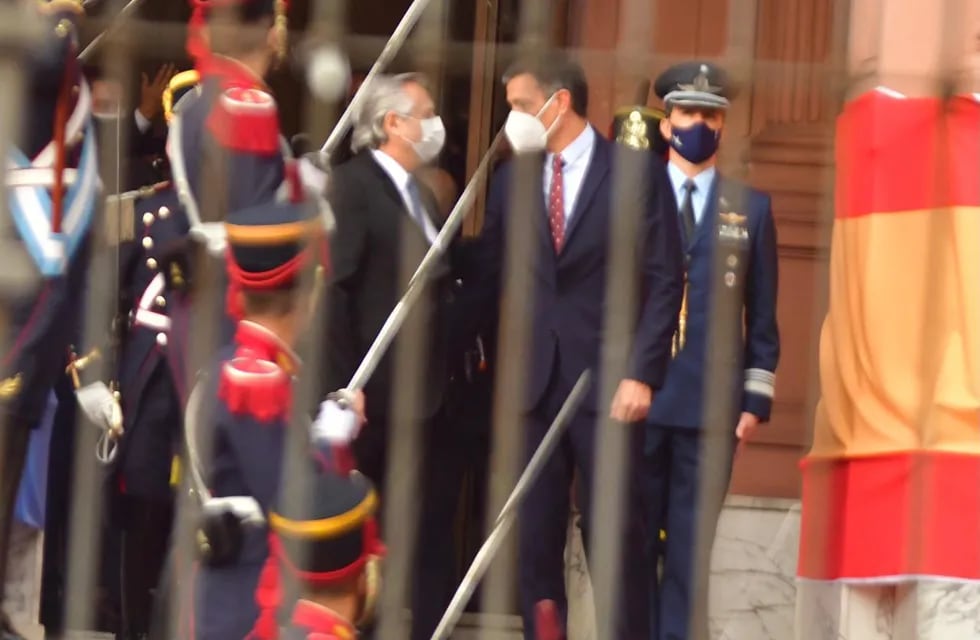 El presidente Alberto Fernández recibe a su par español, Pedro Sánchez, en el ingreso principal de la Casa Rosada, el miércoles 9 de junio de 2021.